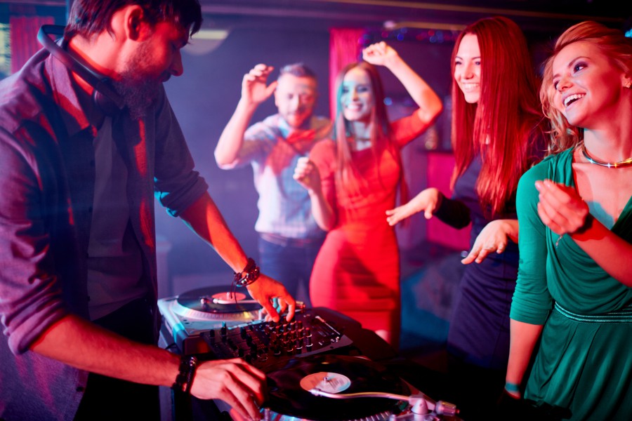 Hochzeits-DJ-Services: So wird Ihre Hochzeitsfeier unvergesslich