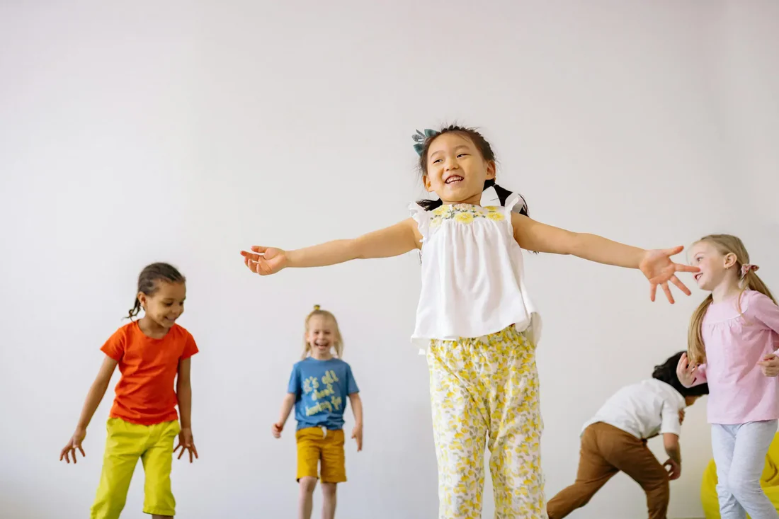 Lustige Spielideen fuer aktive Tage mit Bewegungsspiele mit Kindern