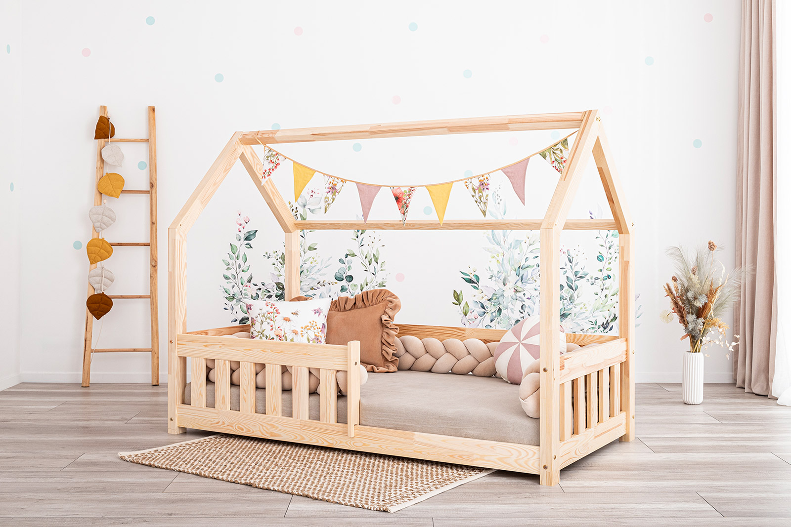 Für mehr Ordnung im Kinderzimmer: Hausbett 120x200 mit Schubladen