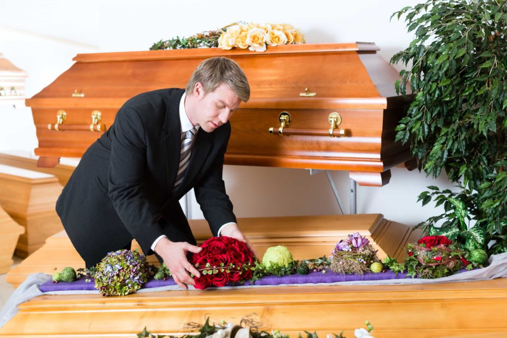 Die ersten Schritte navigieren: Ein Leitfaden für den Umgang mit dem Tod eines geliebten Menschen